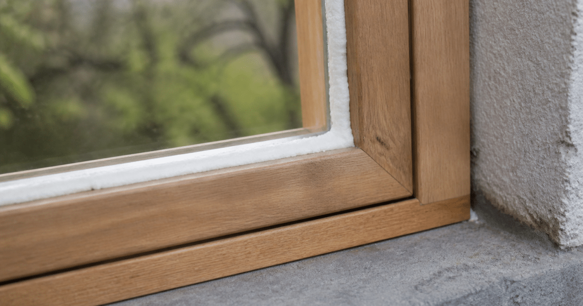 Fenetre avec joint mousse blanc applique sur cadre bois