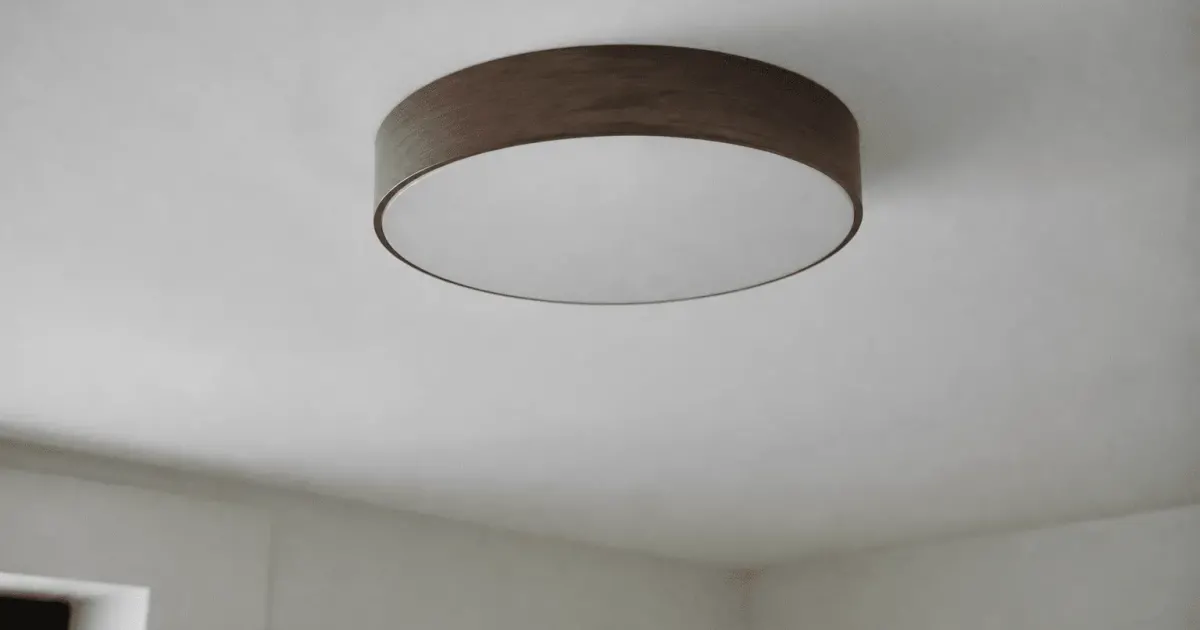 Luminaire suspendu au plafond sans fil électrique visible
