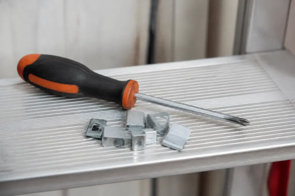 Tournevis et attaches metalliques pour volet roulant