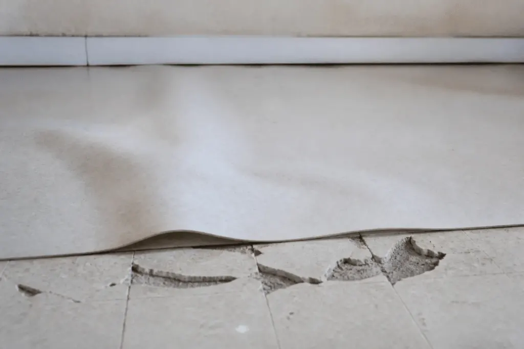 Carrelage defectueux avec joints creux sous lino ondule