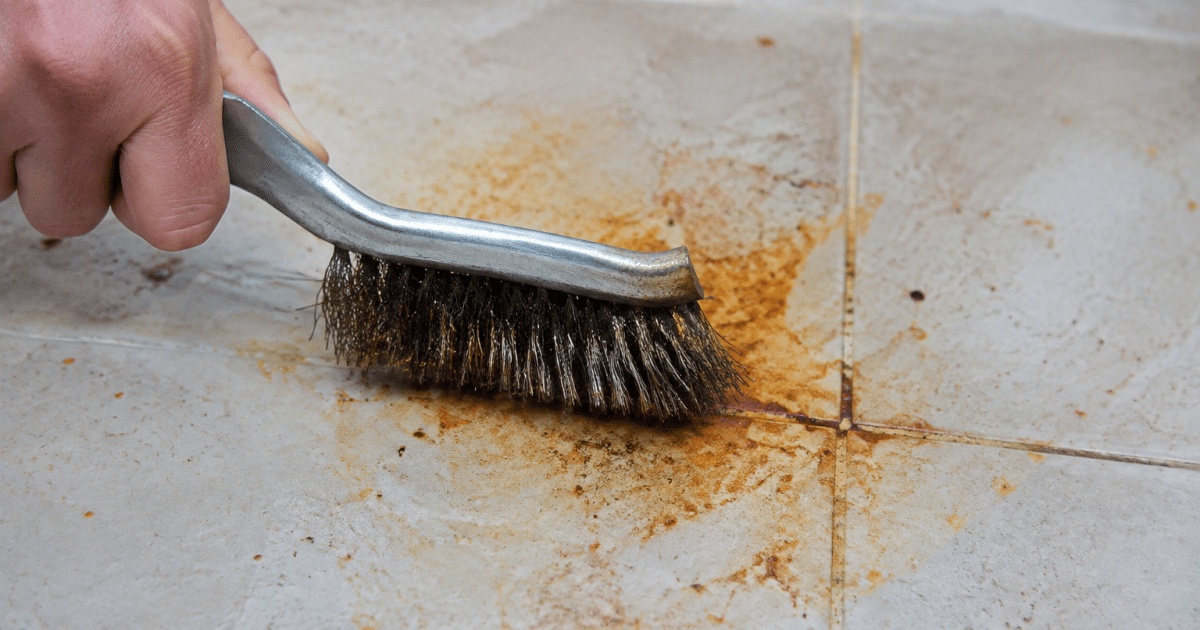Brosse metallique frottant carrelage rouille brun orange