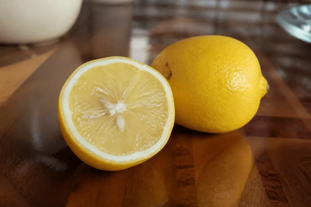 Citron frais coupe sur surface bois vernie brillante
