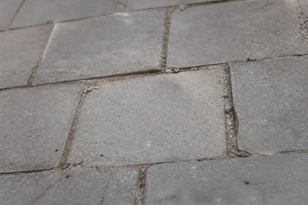 Surface poussiereuse irreguliere avec dalles mal clipees et espacees