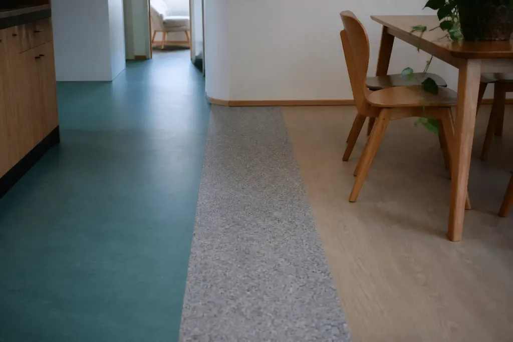 Trois formats linoleum rouleaux dalles lames installes