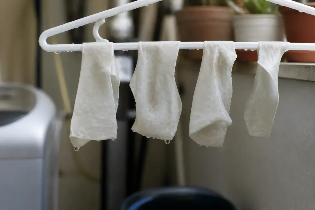 Lingettes suspendues au cintre avec gouttes de savon liquide