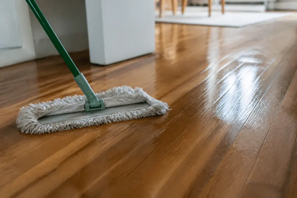 Serpilliere humide sur parquet bois brillant vernisse