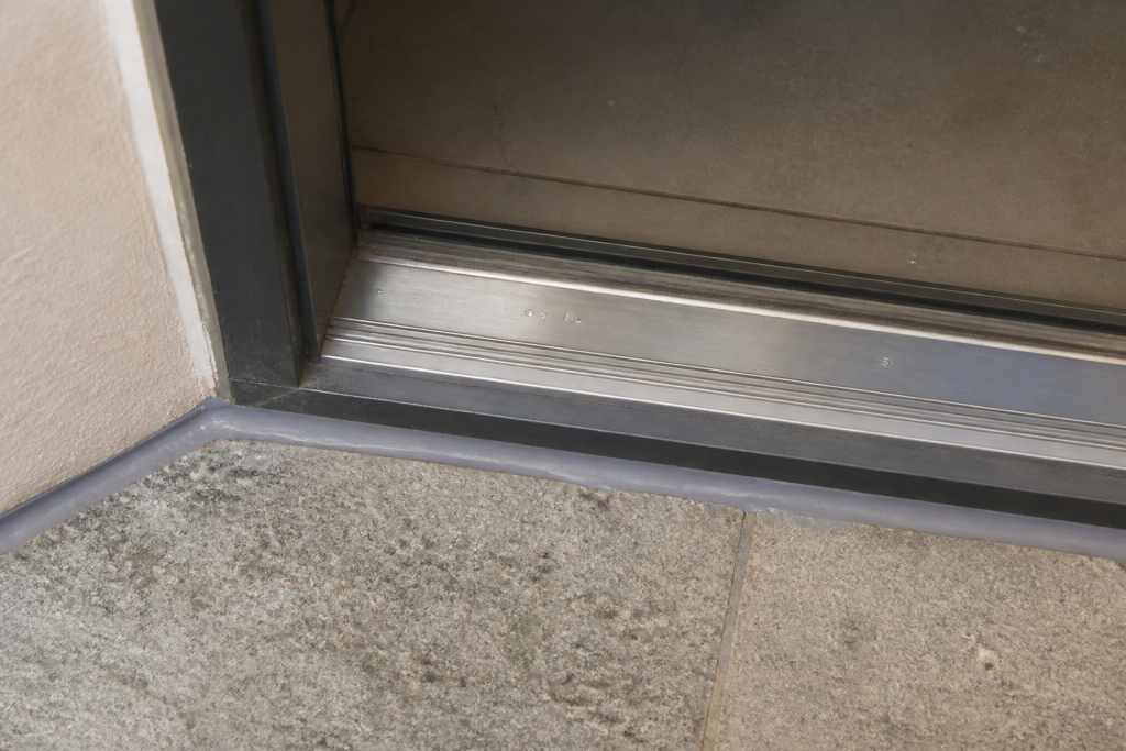 Seuil automatique gris joints calfeutrage etanche
