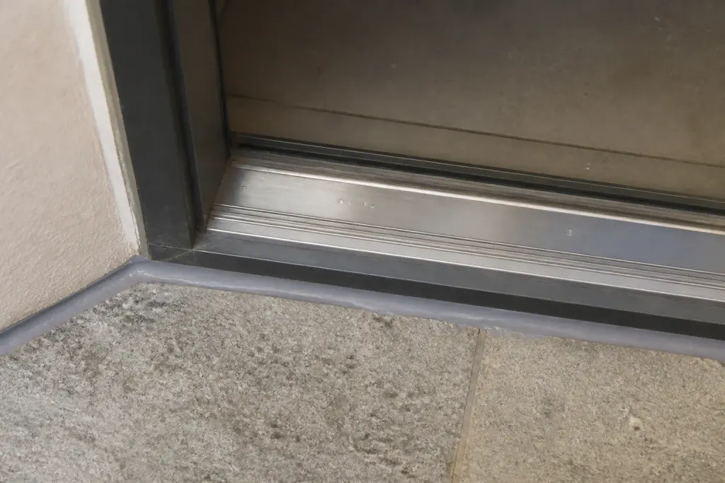Seuil automatique gris joints calfeutrage etanche