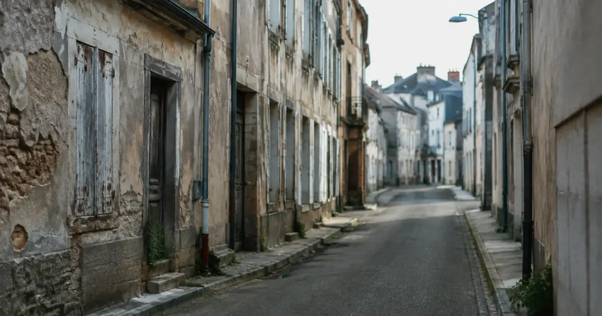 batiments anciens delabres dans rues lorientaises desertes