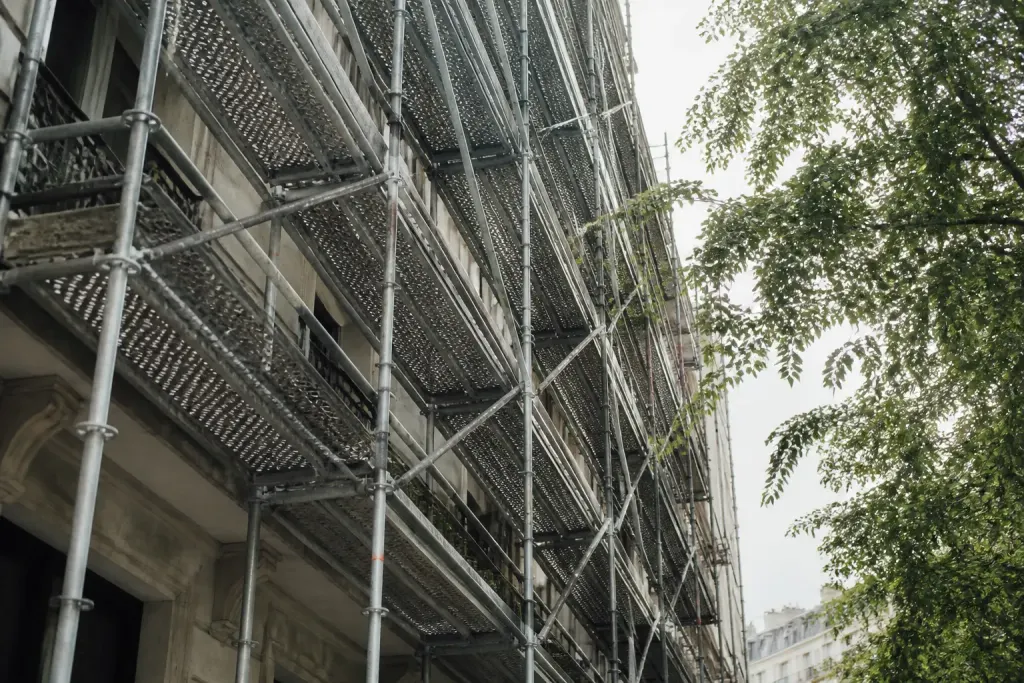 Facade immeuble echafaudages travaux chantier urbain