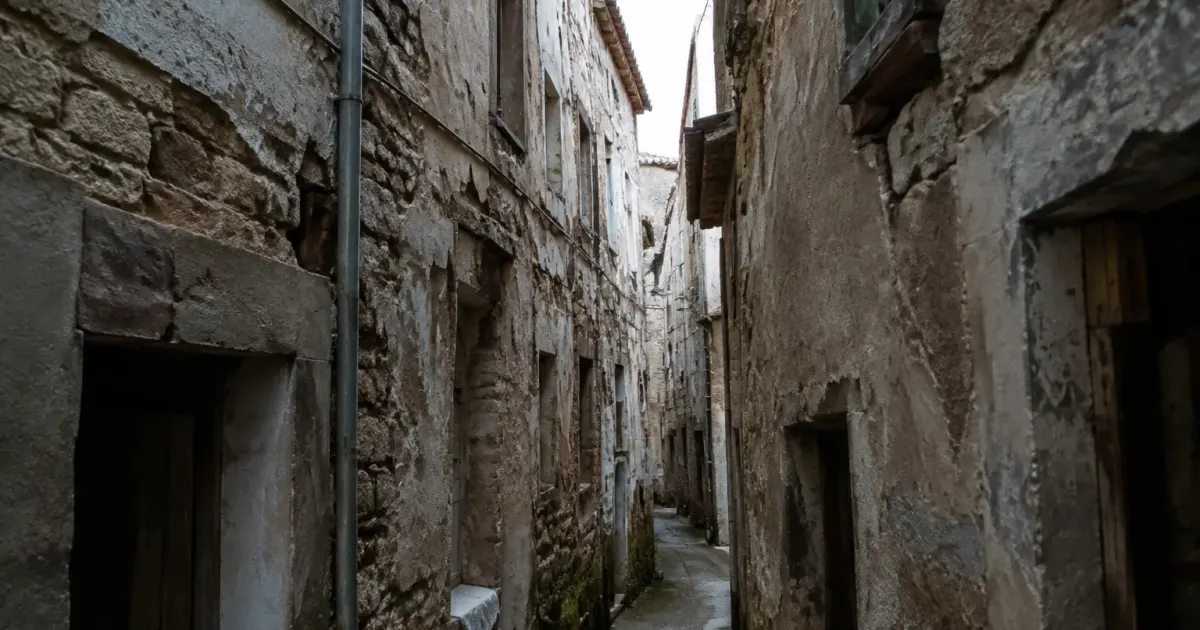 immeubles croulants dans une ruelle etroite et sombre