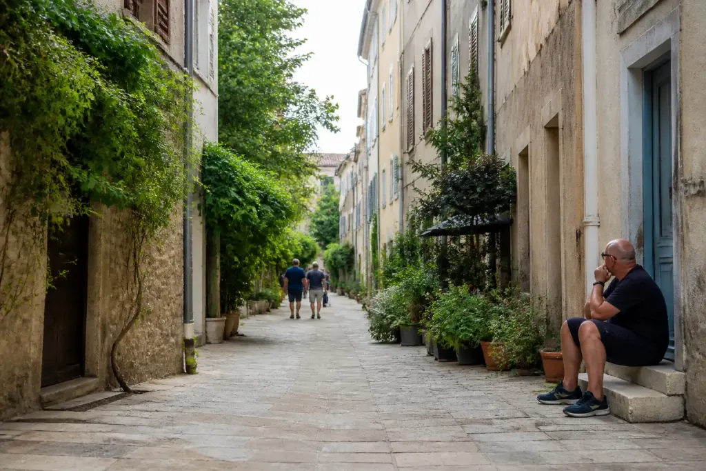Quartier mediterraneen tranquille avec commerces et habitants quotidiens