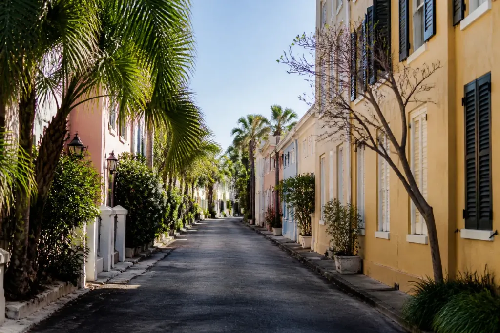 Rue calme avec maisons colorees et palmiers