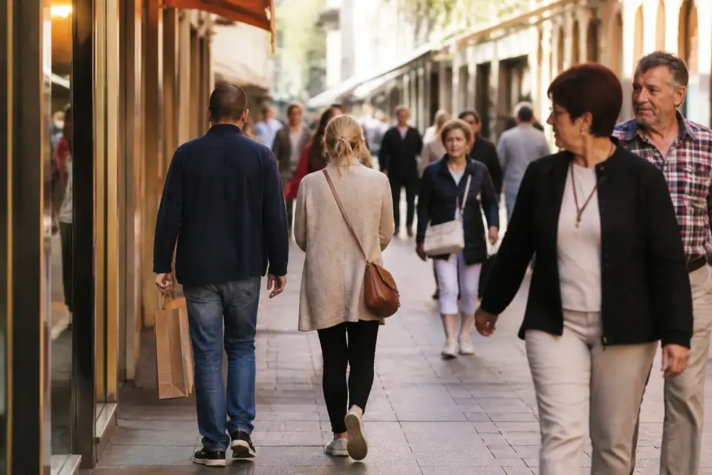 Rue commerçante avec magasins marche pieton