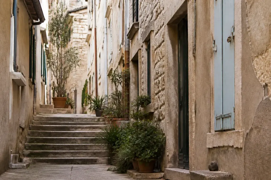 Rue avec marche petits commerces et facades anciennes