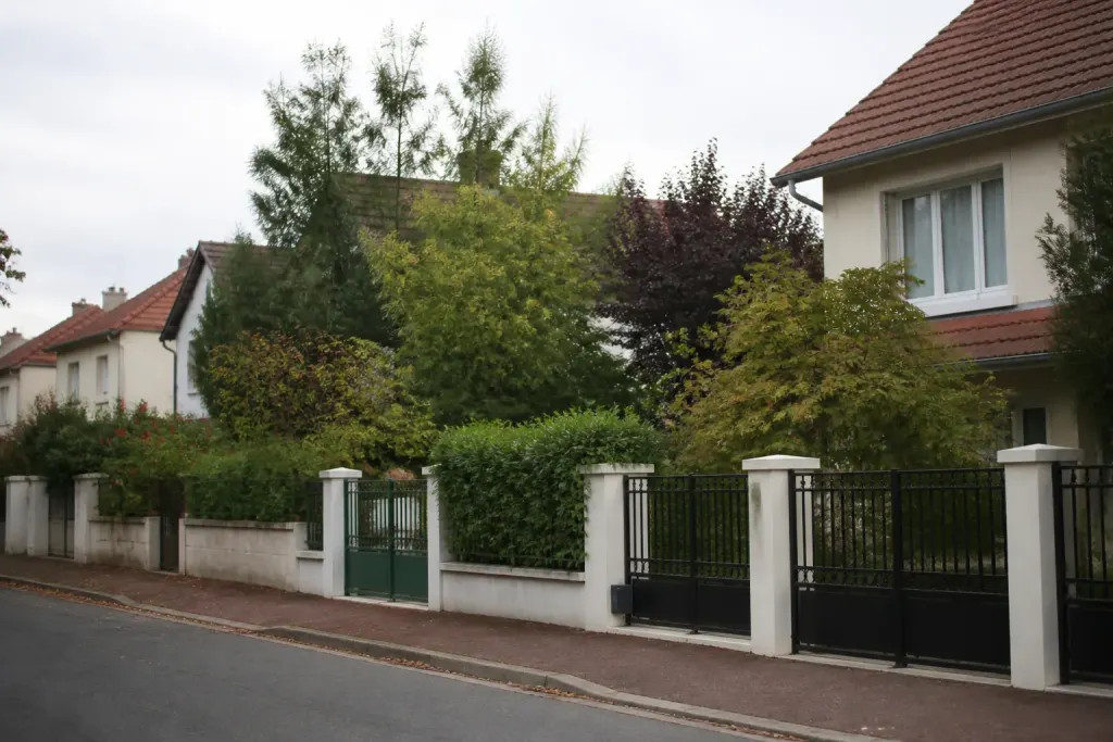 Rues calmes bordees de pavillons avec jardins et arbres