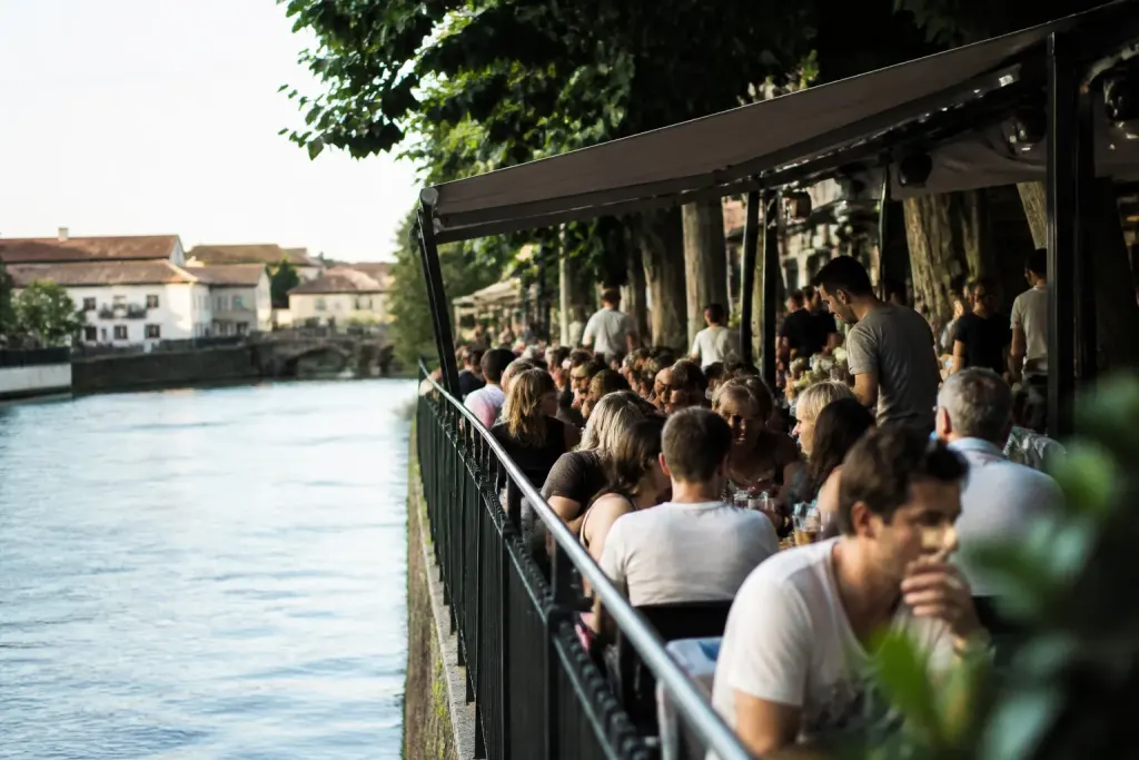 Terrasses animées de bars au bord de la Nive