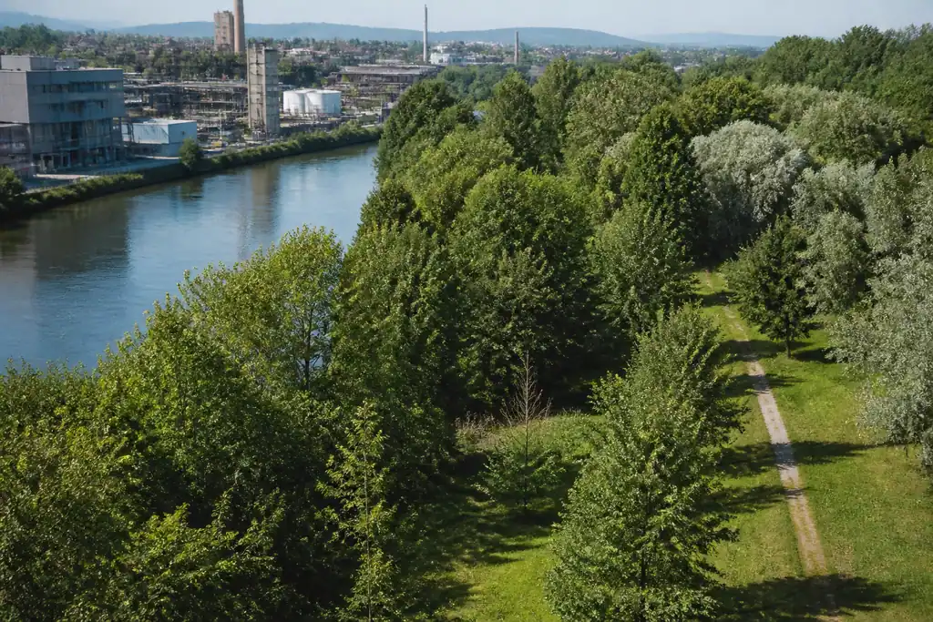 Vue aerienne parc verdoyant bordant canal et usines